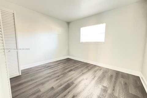 Condo in Oakland Park, Florida, 2 bedrooms  № 1974556 - photo 8