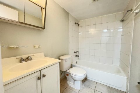 Condo in Oakland Park, Florida, 2 bedrooms  № 1974556 - photo 3