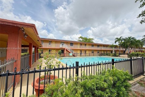 Condo in Oakland Park, Florida, 2 bedrooms  № 1974556 - photo 11