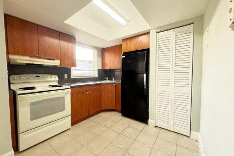 Condo in Oakland Park, Florida, 2 bedrooms № 1974556