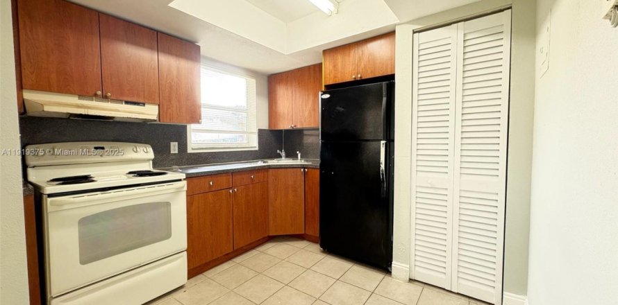 Condo in Oakland Park, Florida, 2 bedrooms  № 1974556