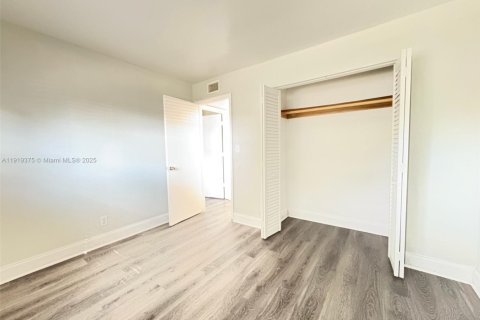 Condo in Oakland Park, Florida, 2 bedrooms  № 1974556 - photo 9