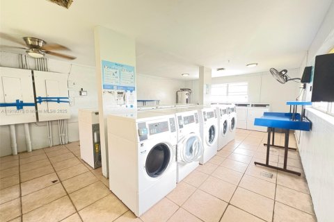 Condo in Oakland Park, Florida, 2 bedrooms  № 1974556 - photo 12