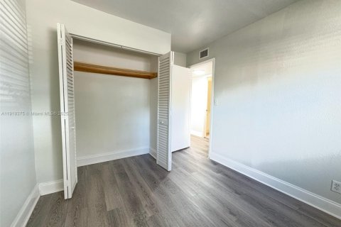 Condo in Oakland Park, Florida, 2 bedrooms  № 1974556 - photo 7