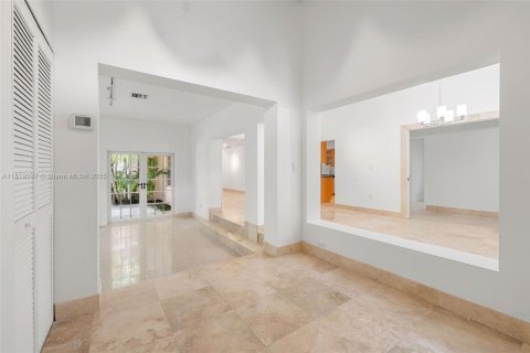 House in Golden Beach, Florida 3 bedrooms, 260.5 sq.m. № 1937369 - photo 4