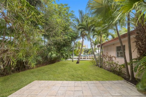 House in Golden Beach, Florida 3 bedrooms, 260.5 sq.m. № 1937369 - photo 18