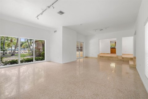 House in Golden Beach, Florida 3 bedrooms, 260.5 sq.m. № 1937369 - photo 8
