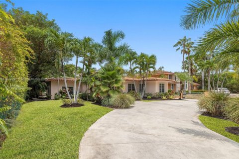 House in Golden Beach, Florida 3 bedrooms, 260.5 sq.m. № 1937369 - photo 1