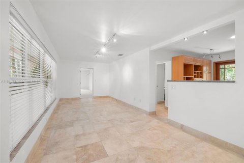 House in Golden Beach, Florida 3 bedrooms, 260.5 sq.m. № 1937369 - photo 13