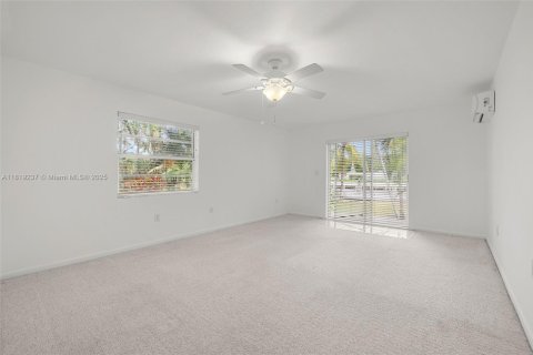 House in Golden Beach, Florida 3 bedrooms, 260.5 sq.m. № 1937369 - photo 14