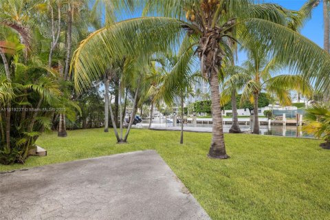House in Golden Beach, Florida 3 bedrooms, 260.5 sq.m. № 1937369 - photo 19