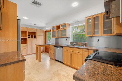 House in Golden Beach, Florida 3 bedrooms, 260.5 sq.m. № 1937369 - photo 10