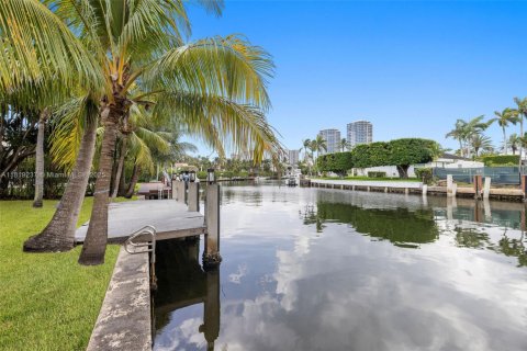 House in Golden Beach, Florida 3 bedrooms, 260.5 sq.m. № 1937369 - photo 20