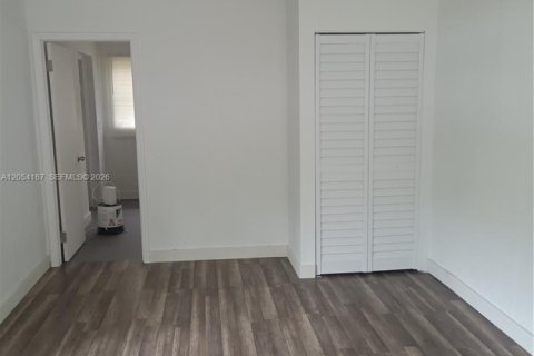 Villa ou maison à louer à Hollywood, Floride: 1 chambre, 231.23 m2 № 2189294 - photo 2