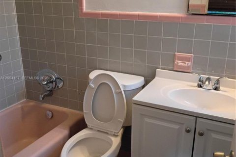 Villa ou maison à louer à Hollywood, Floride: 1 chambre, 231.23 m2 № 2189294 - photo 13