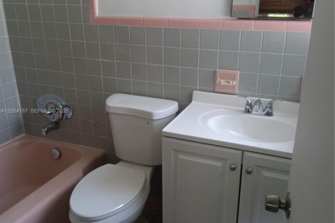 Villa ou maison à louer à Hollywood, Floride: 1 chambre, 231.23 m2 № 2189294 - photo 4