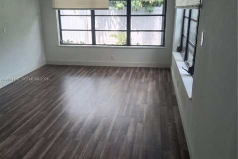 Villa ou maison à louer à Hollywood, Floride: 1 chambre, 231.23 m2 № 2189294 - photo 3