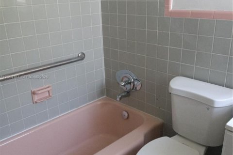 Villa ou maison à louer à Hollywood, Floride: 1 chambre, 231.23 m2 № 2189294 - photo 5