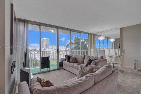 Condo in North Bay Village, Florida, 2 bedrooms  № 1889978 - photo 3