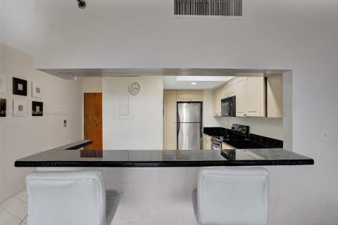 Condo in North Bay Village, Florida, 2 bedrooms  № 1889978 - photo 13