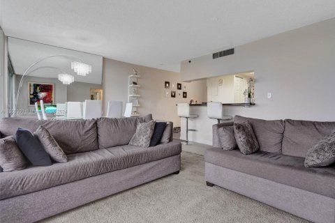 Condo in North Bay Village, Florida, 2 bedrooms  № 1889978 - photo 5