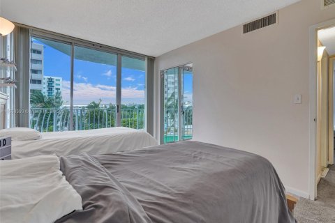 Condo in North Bay Village, Florida, 2 bedrooms  № 1889978 - photo 16