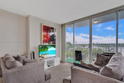 Condo in North Bay Village, Florida, 2 bedrooms  № 1889978 - photo 2