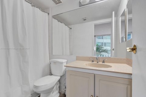 Condo in North Bay Village, Florida, 2 bedrooms  № 1889978 - photo 17