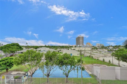 Condo in North Bay Village, Florida, 2 bedrooms  № 1889978 - photo 9