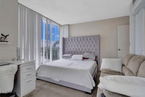 Condo in North Bay Village, Florida, 2 bedrooms  № 1889978 - photo 15