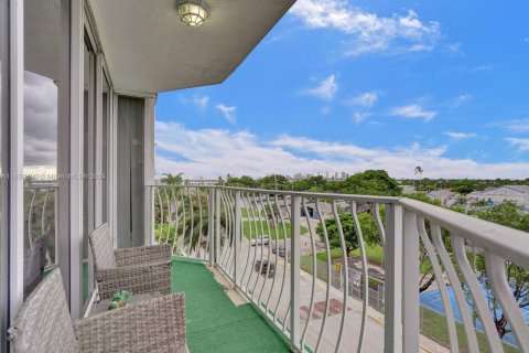 Condo in North Bay Village, Florida, 2 bedrooms  № 1889978 - photo 6