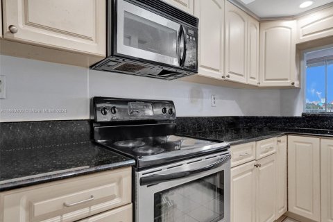 Condo in North Bay Village, Florida, 2 bedrooms  № 1889978 - photo 12