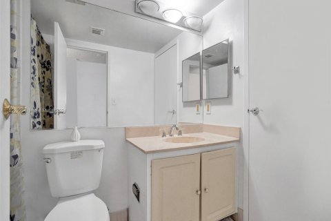Condo in North Bay Village, Florida, 2 bedrooms  № 1889978 - photo 18