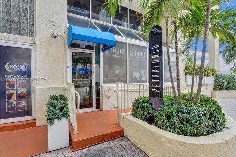 Condo in North Bay Village, Florida, 2 bedrooms  № 1889978 - photo 24