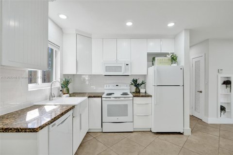 Commercial property in Fort Lauderdale, Florida 168.62 sq.m. № 1955853 - photo 15