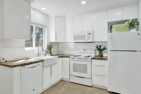 Commercial property in Fort Lauderdale, Florida 168.62 sq.m. № 1955853 - photo 14