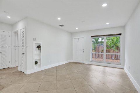 Commercial property in Fort Lauderdale, Florida 168.62 sq.m. № 1955853 - photo 18