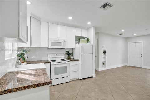 Commercial property in Fort Lauderdale, Florida 168.62 sq.m. № 1955853 - photo 7