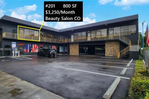 Tienda en alquiler en Miami, Florida № 1075723 - foto 1