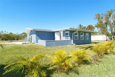 House in Englewood, Florida 2 bedrooms, 137.87 sq.m. № 2101393 - photo 30