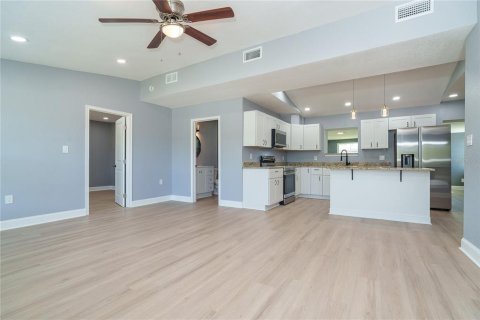 House in Englewood, Florida 2 bedrooms, 137.87 sq.m. № 2101393 - photo 3