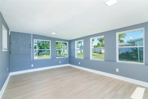 House in Englewood, Florida 2 bedrooms, 137.87 sq.m. № 2101393 - photo 5