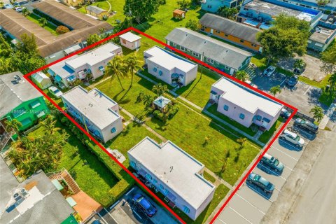 Commercial property in Hollywood, Florida № 1859759 - photo 1