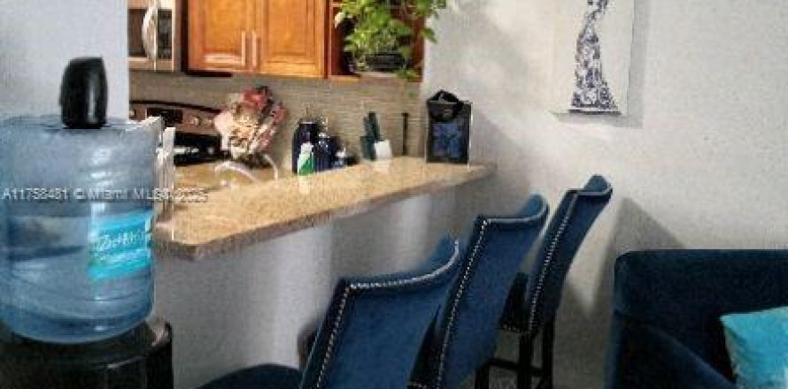Condominio en Miami, Florida, 1 dormitorio  № 1731269