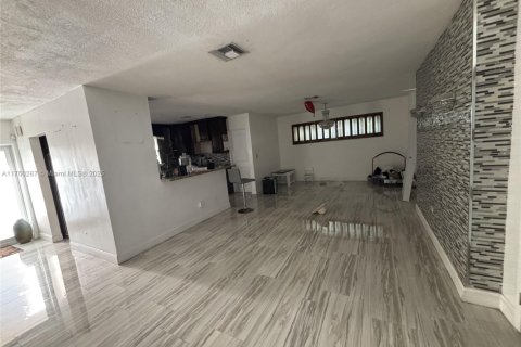 Casa en alquiler en North Miami Beach, Florida, 4 dormitorios, 170.38 m2 № 1937933 - foto 3