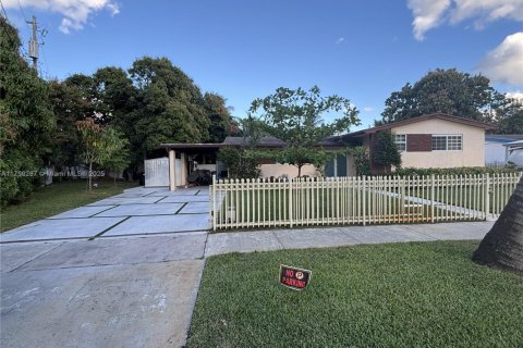 House in North Miami Beach, Florida 4 bedrooms, 170.38 sq.m. № 1937933 - photo 1
