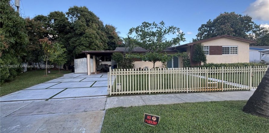 Casa en North Miami Beach, Florida 4 dormitorios, 170.38 m2 № 1937933