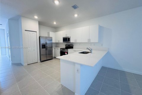 Townhouse in Homestead, Florida 4 bedrooms, 169.08 sq.m. № 2030644 - photo 4