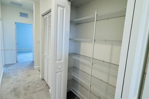 Townhouse in Homestead, Florida 4 bedrooms, 169.08 sq.m. № 2030644 - photo 15