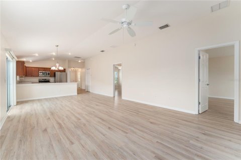 House in The Villages, Florida 3 bedrooms, 129.88 sq.m. № 1789167 - photo 8